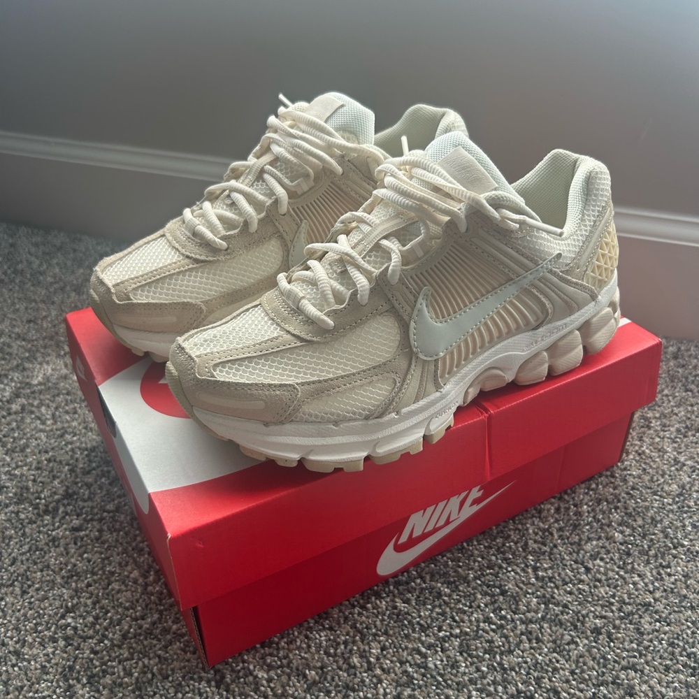 Women’s Nike Zoom Vomero’s - Picture 3 of 6